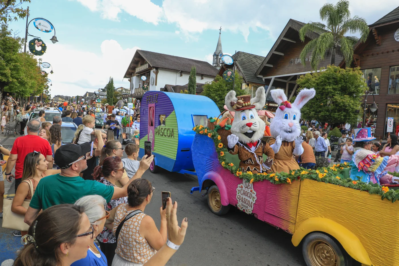 Espetáculo de Páscoa da FMN: coelhos acenando para o público no desfile pelas ruas de Gramado